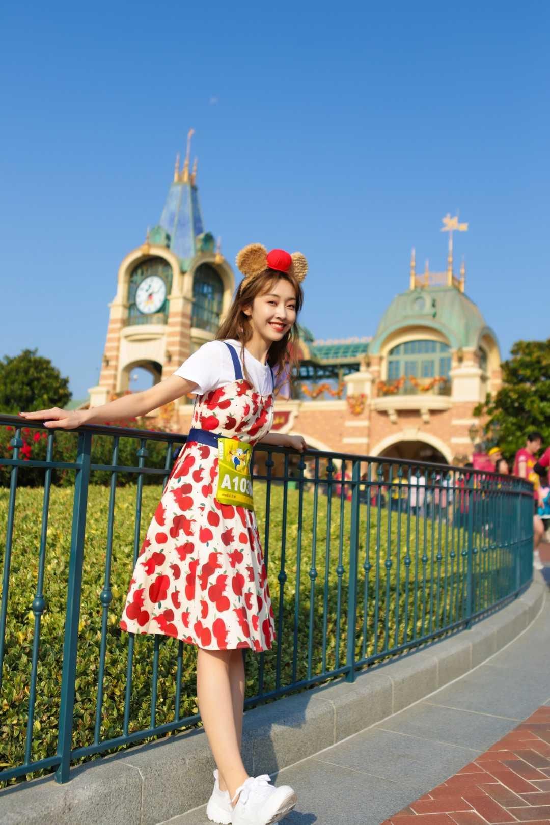  庆生|温碧霞一家三口庆生，穿上最爱的吊带裙配头巾，这打扮哪像54岁