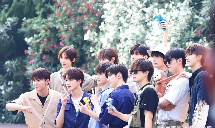  翟潇闻和张颜齐|R1SE小分队上《快本》为翟潇闻、张颜齐打call，兄弟情令人羡慕！