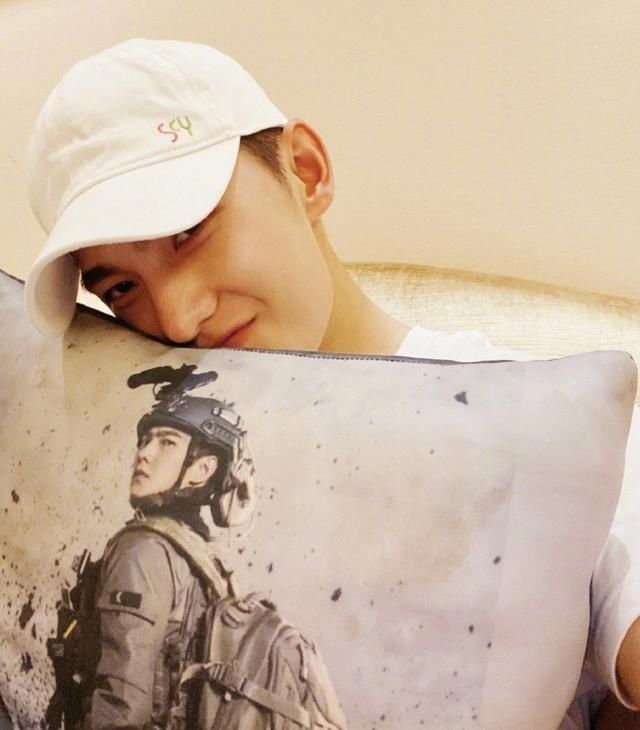  时隔|时隔五年终于迎来杨洋最新综艺，男神颜值衣品都在线，越来越迷人