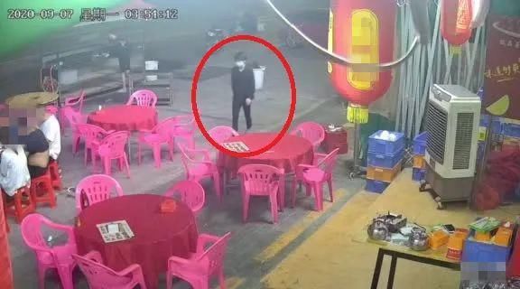 竟然|没钱上网,他竟然当众抢手机……