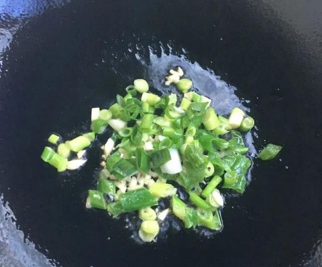  天热|天热就做这菜，简单炒炒就出锅，老人孩子都爱吃