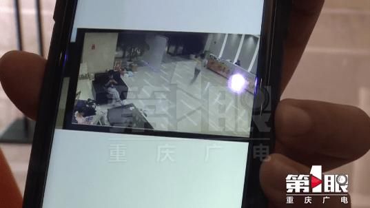 监控|两次丢包裹监控显示被同一男子拿走，他还拆开一条裙子比划了一下