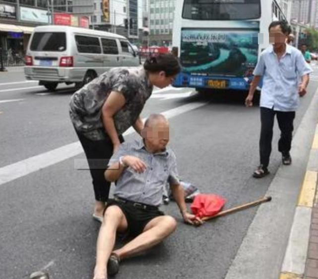  马路上|老人车前自己摔倒，后车立马倒车离开，老人家属：你为什么不扶？