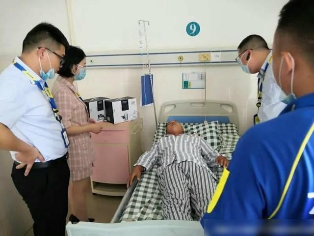  快递|90后快递小哥为救小女受重伤，事后被奖励5万元