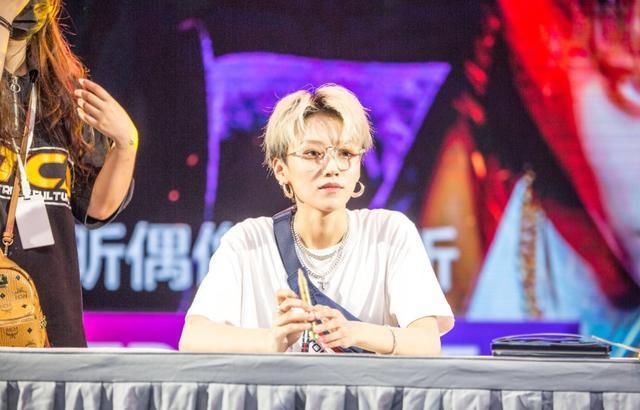  女团|The9刘雨昕出舞台事故，用力过猛甩掉麦继续唱，女团假唱第一名？