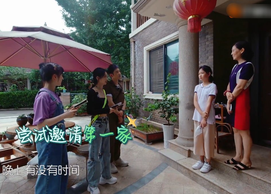  嘉宾们|黄晓明李浩菲都在专心揽客，赵丽颖却不一样，这举动我没看错吧