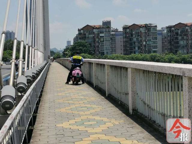 坐在|危急!女子坐在壶西大桥边上欲轻生……幸好他经过