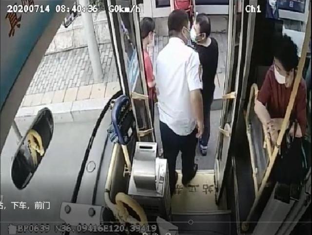 扶视|“我是你的眼”好司机下车30秒扶视障乘客转乘获赞暖心