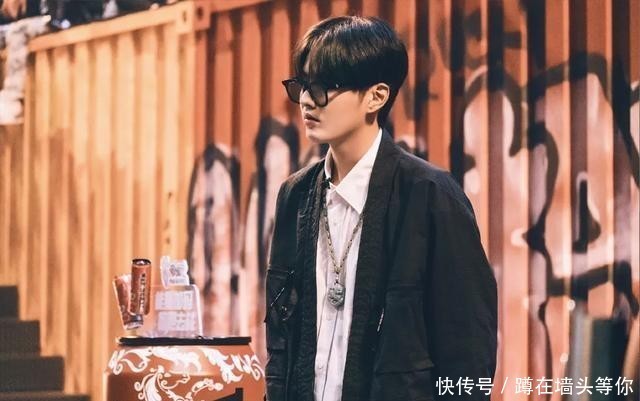 超越妹妹|看过五条人的穿搭后发现,原来人字拖才是全场最佳MVP