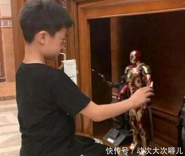 拒绝|熊孩子的手断了,他的父母拒绝赔偿一堆破塑料,敢要20万吗