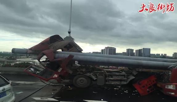  车祸|突发！德胜大桥发生可怕车祸，现场…