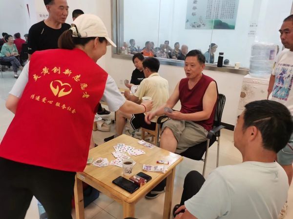 已升级！武汉1400多个纳凉点全部开放，骑手环卫工也来坐坐