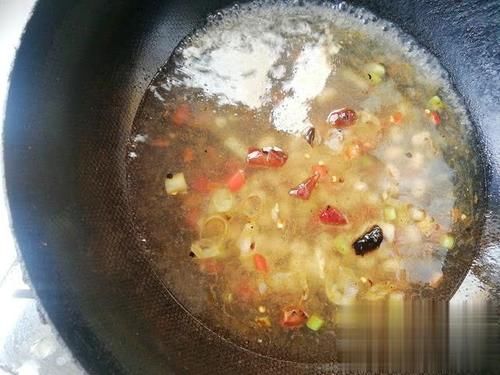  食材|秋天常吃这道菜，10块钱做1大盆，酸辣爽口超级下饭