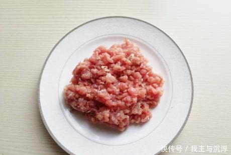 茄子|东北烧茄子地道做法,掌握1点技巧,不费油还省时,茄子香软清爽