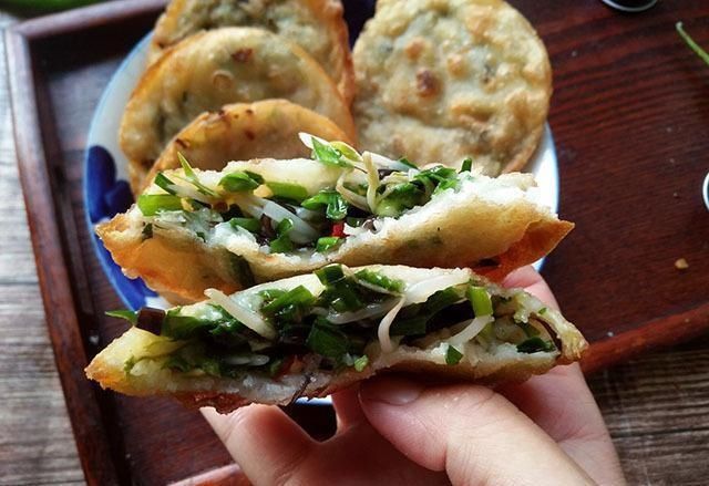 面糊|别再揉面做韭菜饼了,教你手不碰面做法,出锅皮薄如纸,又脆又香