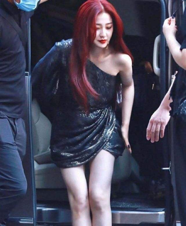  自信|虞书欣红发走秀太飒，神采飞扬特自信，用气场在线撩！