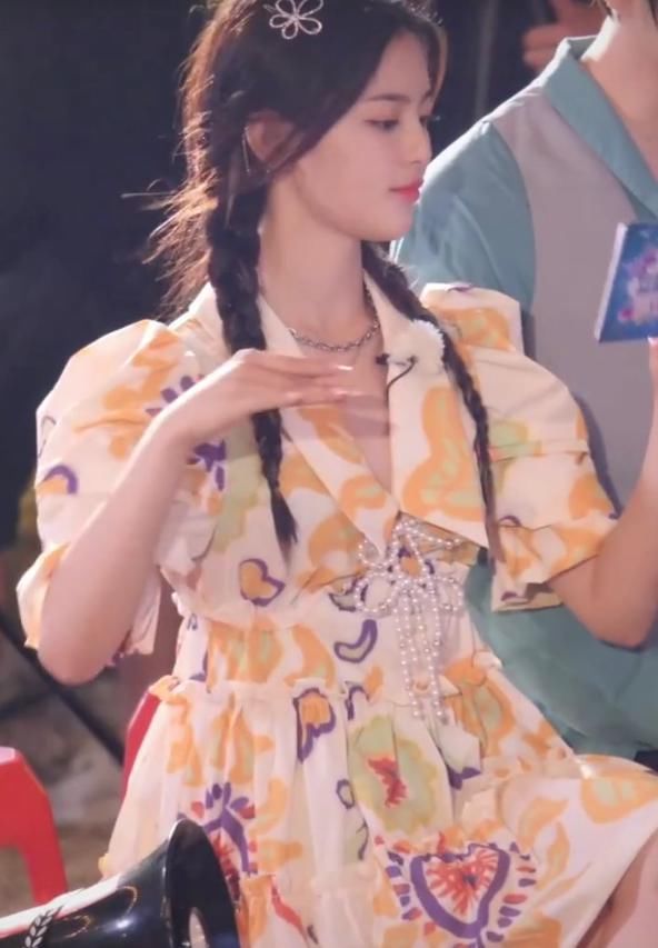  夏天|杨超越穿碎花裙，却不配小白鞋，看到她脚上的鞋，这才叫尊重夏天