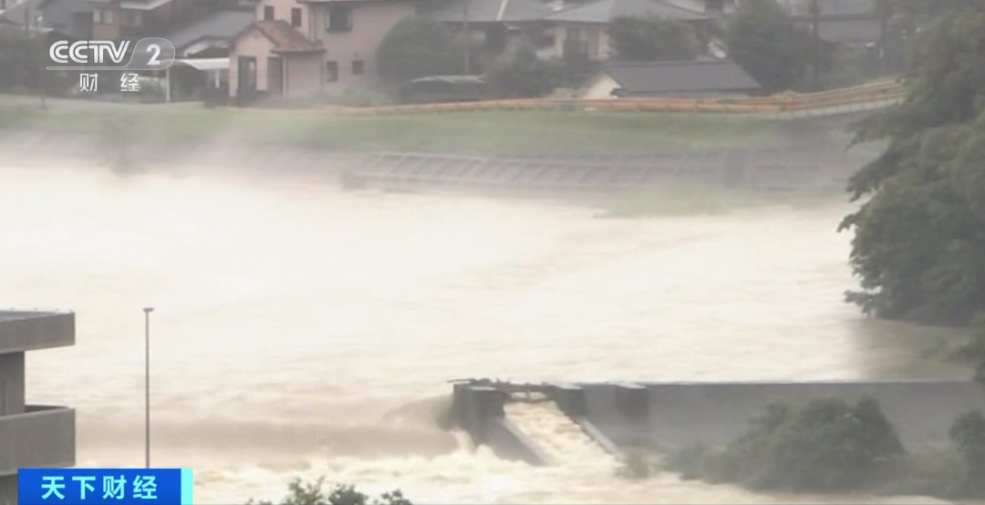 路面严重塌陷，飞机、轮船停运！这一国，遭创纪录暴雨侵袭！多地发布避难指示