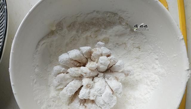  清炒|我家杏鲍菇从来不清炒，裹点淀粉这样做比肉更香，刚上桌就吃完了