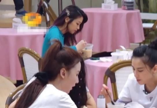 上演|《浪姐》现实一幕上演，别人都在吃谁注意袁咏琳？一人一桌好真实