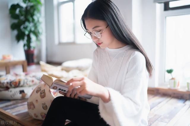  女孩|女孩考上清华跪谢3个爸爸？得知缘由后的网友：毫无底线