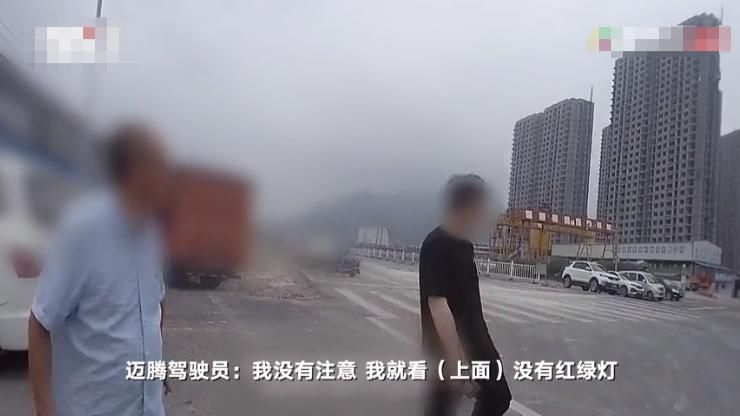  红绿灯|女司机开车闯红灯被撞甩尾，又再次撞上教练车，轮胎都磨得冒烟了