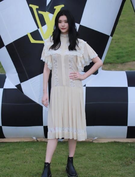 奚梦瑶|奚梦瑶复工走LV秀，神态自然贵太范十足，但腰间的赘肉好明显