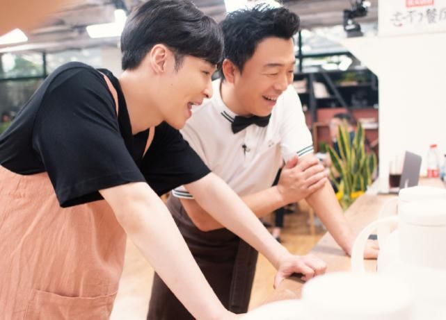  发文|张艺兴惊喜现身，反遭黄渤“狠打”，同台后黄渤发文让观众意难平