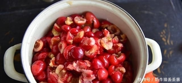 凉拌|皮蛋别再去凉拌了,教你个新鲜吃法,皮蛋更香更入味,吃了还想吃