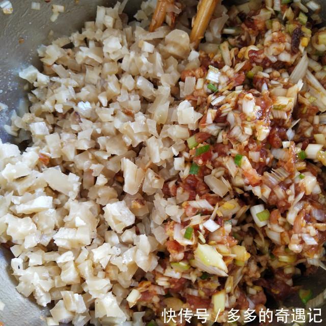  令人|虾蓉酱小笼包，入口鲜味浓，令人胃口大开