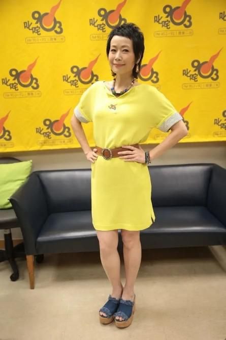 身材|57岁叶童比67岁赵雅芝还显老 搭配碎花连衣裙如老奶奶