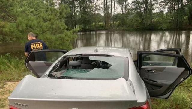  池塘|男子意外发现池塘中有辆汽车，里面坐着的母子3人全都死亡