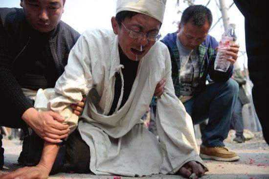 农村|农村出殡时，家中长子手持瓦盆摔碎，为啥要和瓦盆过不去？看完解开疑惑