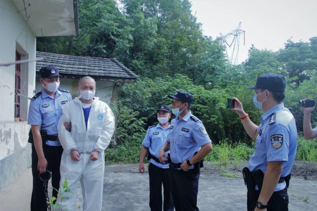  押解|南陵警方押解2020.6.10专案主要犯罪嫌疑人公开指认现场