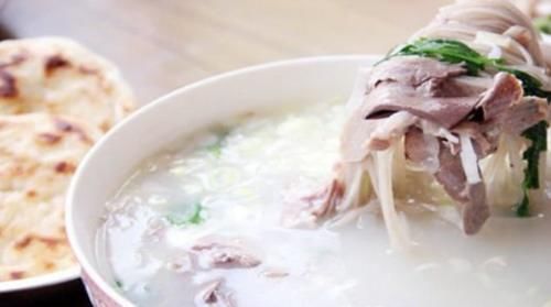  鲜美|炖羊汤，加香料是“外行”！大厨：只加2样，羊汤鲜美，不腥不膻