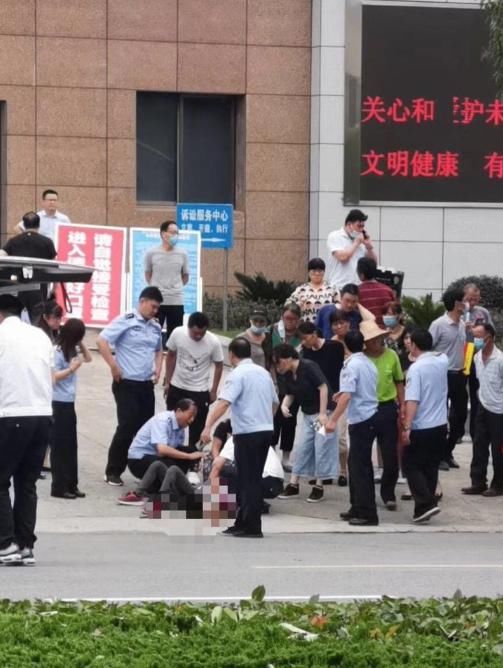 悲剧|悲剧！离婚开庭前，男子法院门口捅死妻子...