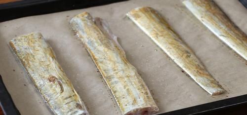  喝啤酒|夏天喝啤酒，试试这道香烤带鱼，鱼肉鲜嫩，比红烧带鱼做法简单