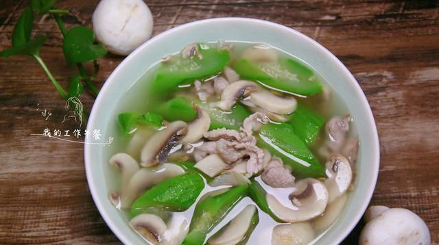  鲜美|三伏天，丝瓜和两种食材滚汤很搭，清热解暑，鲜美好喝又营养