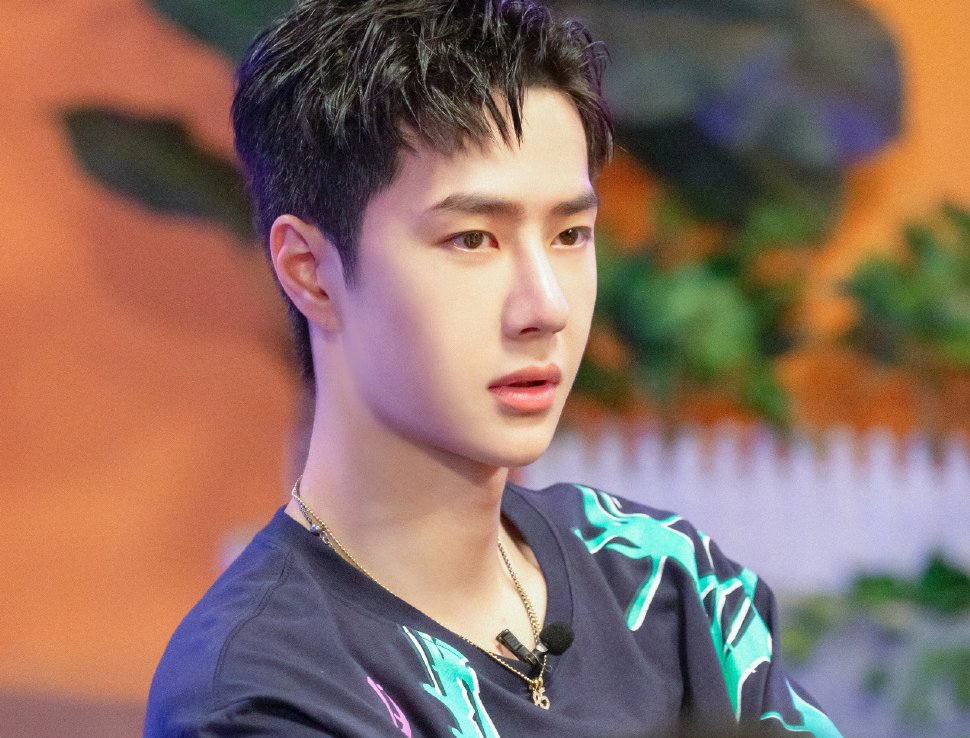  王一博|王嘉尔初学嗑瓜子，王一博露牙演示，两个铁憨憨要多笑几遍