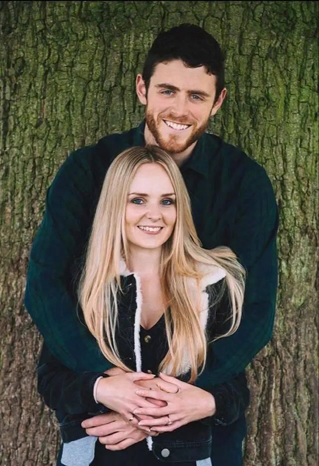 青少年|三名青少年杀警后获轻判,还冲记者扮鬼脸