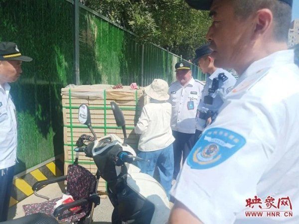 老太太|神秘女子路边放下一沓钱头也不回地走了 吓坏旁边老太太