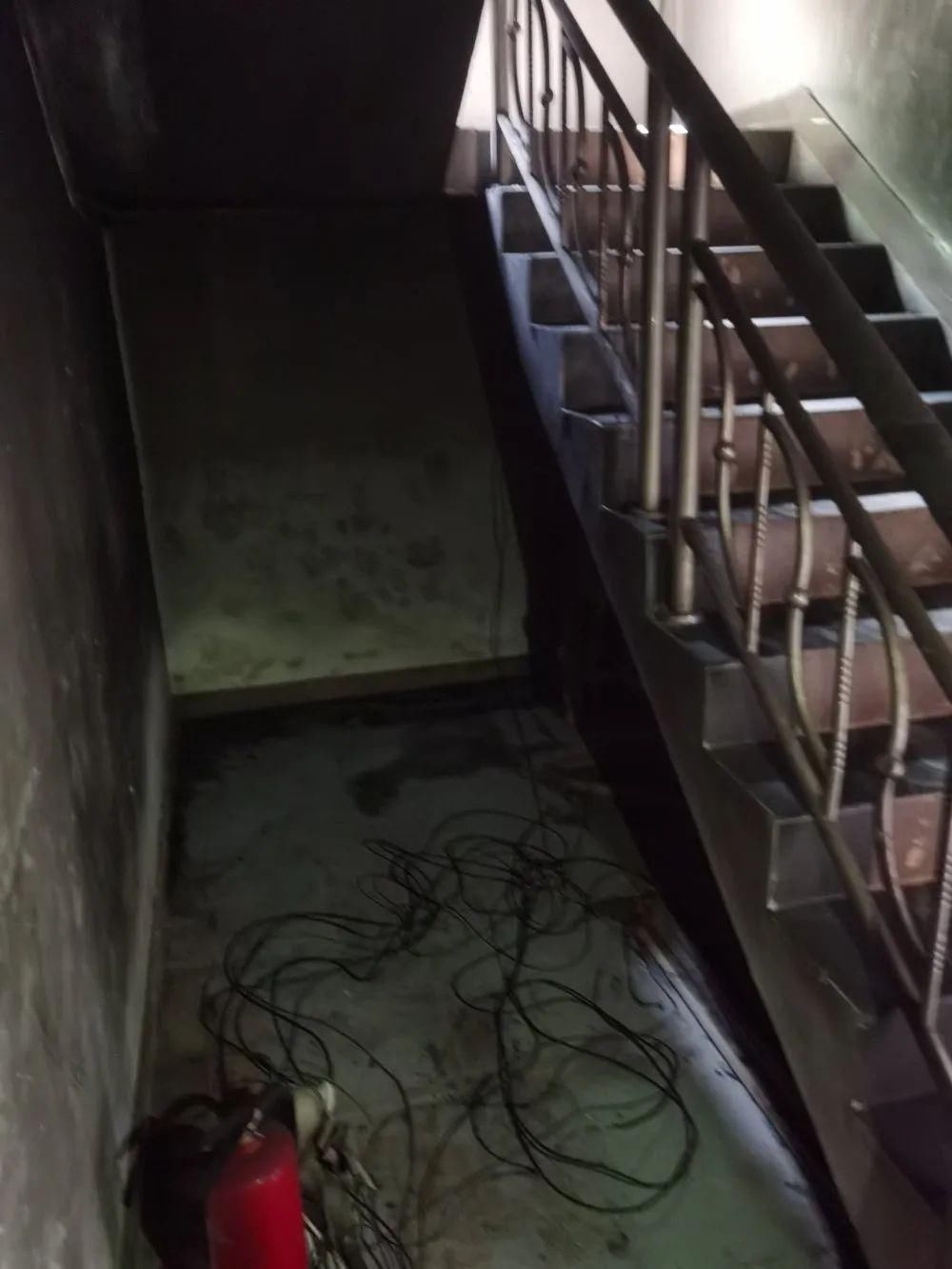  是因为|东莞一出租屋突发大火，11人被困！3人被拘留10日！又是因为这件事……