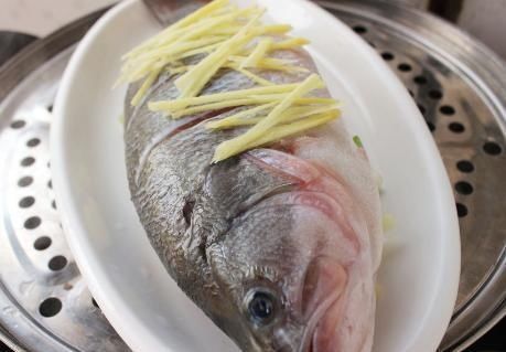 料酒|清蒸鲈鱼,放盐和料酒是不对的,教你正确做法,不腥不柴更鲜嫩