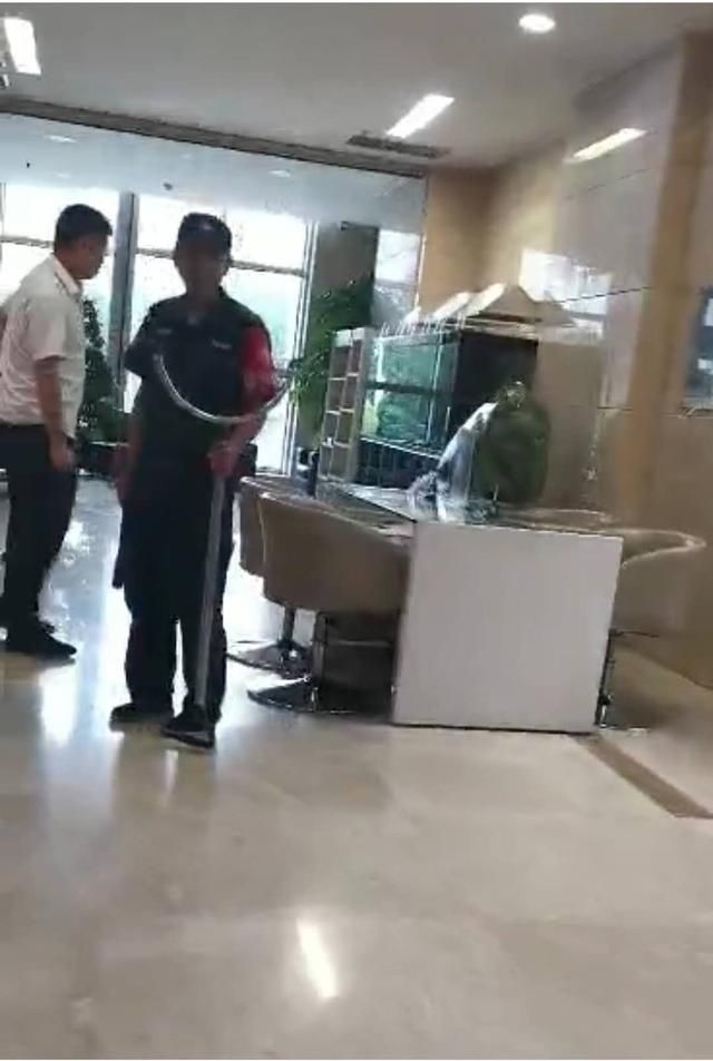  银行|银行里 吸毒儿子拿刀逼母亲取钱