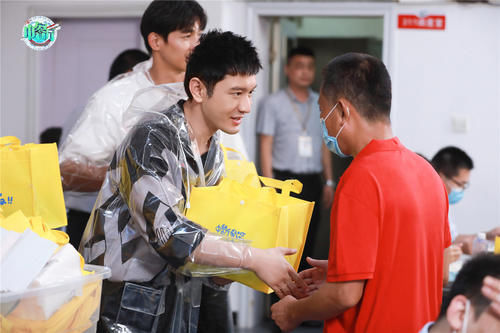  中餐厅|黄晓明《中餐厅》“爱心盒饭”计划圆满达成 雨中送餐致敬平民英雄