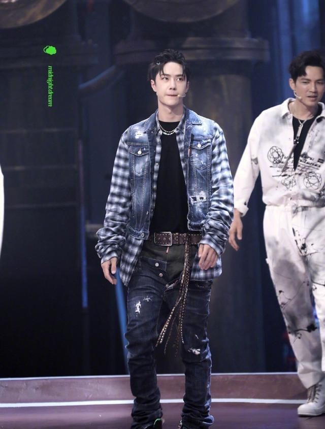 王一博|王一博穿双层裤子,一层裤腰挂在大腿根儿,要做中国贾斯汀比伯?