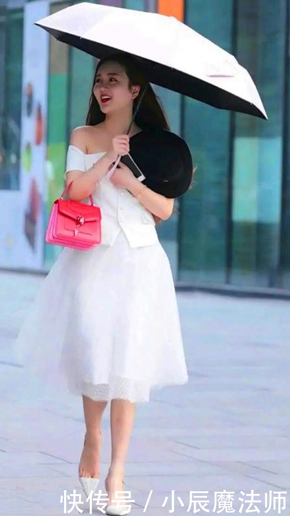  小姐姐|路人街拍，小姐姐优雅靓丽，穿黑色的修身背心，凸显好身材