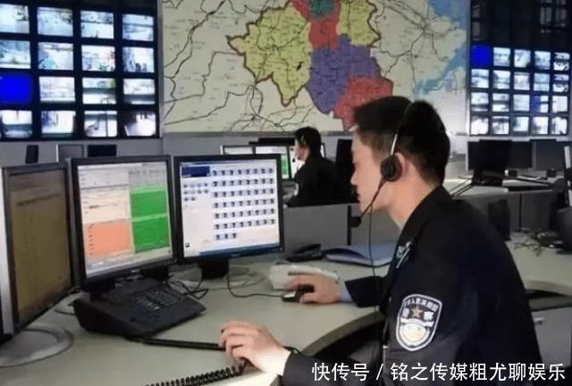  开车上路|小情侣开车遇到摄像头要克制，双手不老实，早晚要成网红