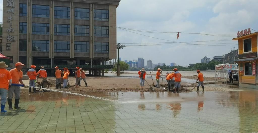 市民群众|黄河兰州段水位下降，风情线又热闹起来了