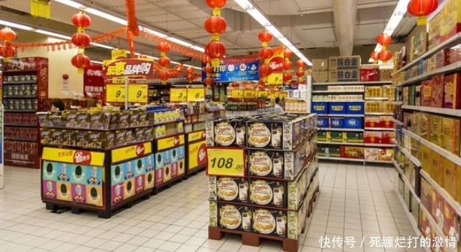 没人管|男子在超市内怒摔巧克力:20分钟没人称重,不摔没人管